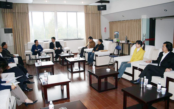 王枬书记、刘健斌副校长一行与出版社相关人员座谈。