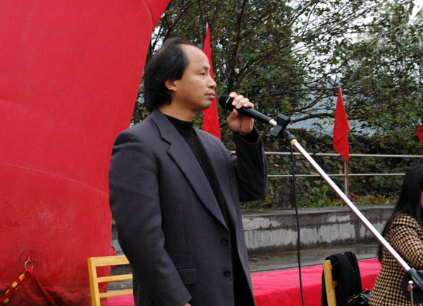 我校副校长易忠在开幕式上致词。