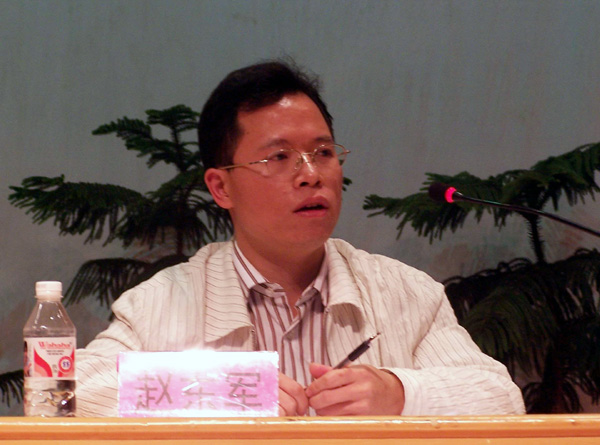 自治区国土资源厅干部、北京大学博士赵东军代表优秀选调生做报告。