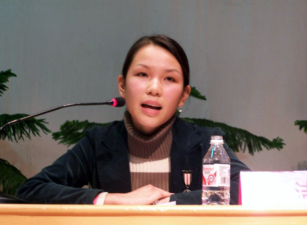 优秀选调生代表在做报告。