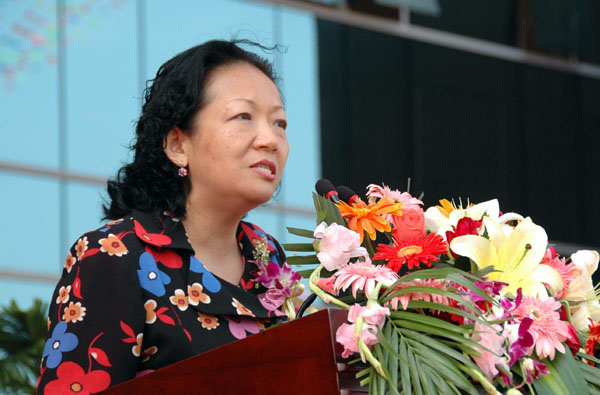 校党委书记王枬致辞。