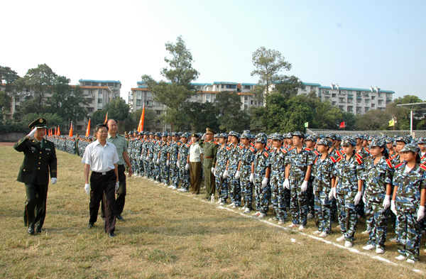 钟瑞添副校长检阅受训新生。