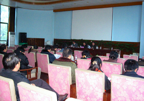 我校召开2002-2004年社会治安综合治理总结表彰会。