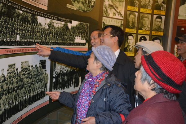 覃卫国副校长（中）与离退休党员参观军史馆
