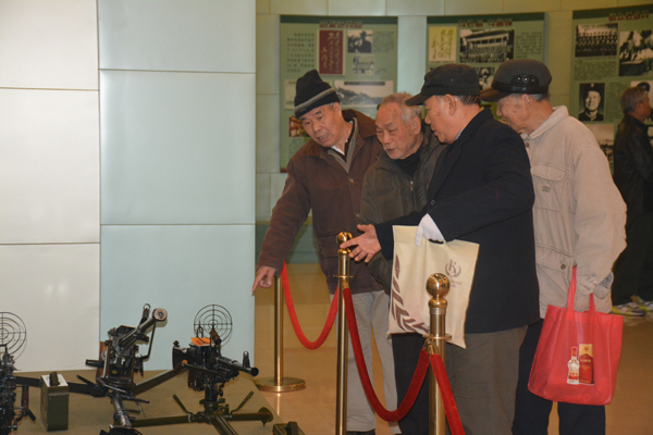 离退休党员在军史馆军械展厅参观