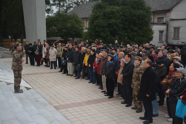 驻桂75170部队军史馆讲解员在向我校离退休党员干部介绍部队的有关情况