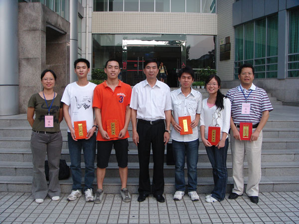 梁宏校长与获奖师生合影。