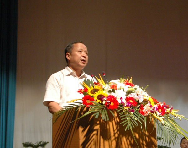 桂林电子科技大学工会主席赵永华代表桂林市6所高校致贺词。