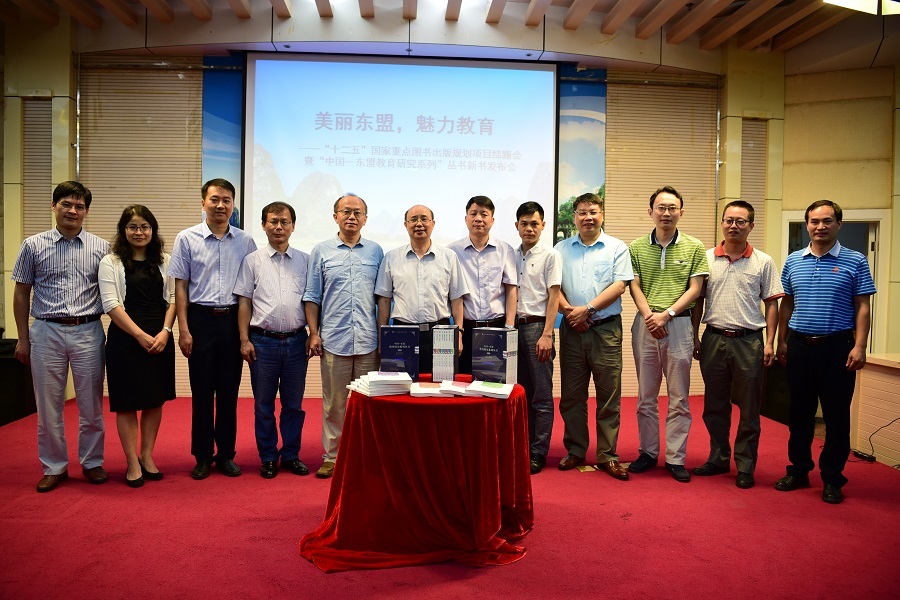 蔡昌卓教授与会领导嘉宾合影留念（李显杨摄）