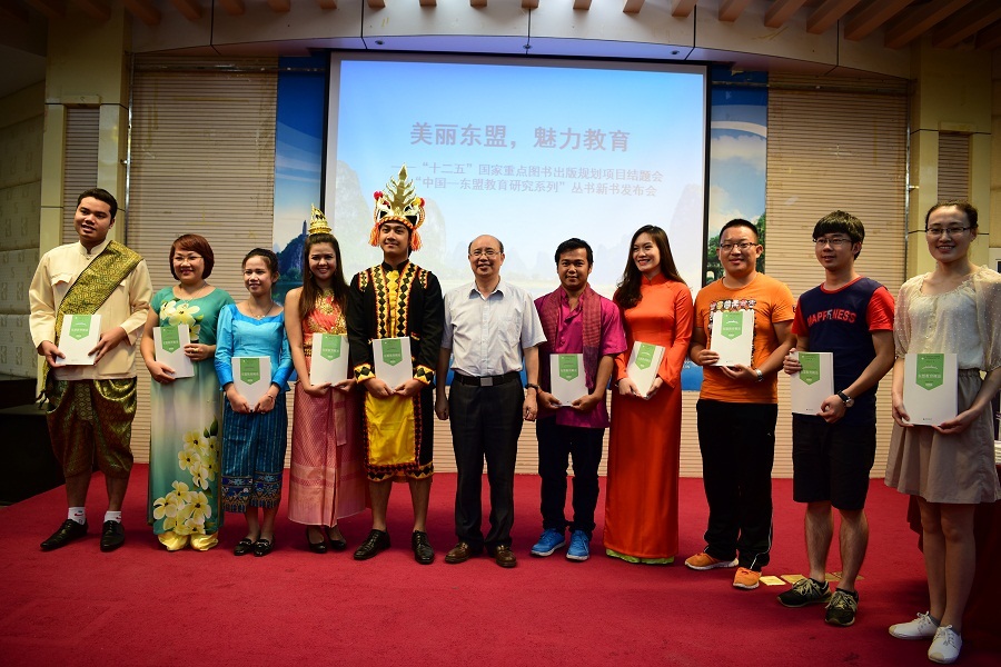 蔡昌卓教授为留学生及现场互动学生赠书留念（李显杨摄）