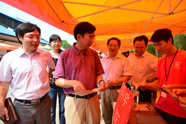 校领导一行查看新生报到注册情况（宣传部 张婷婷 摄）