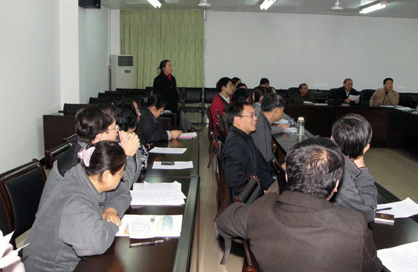 教师在会上发言讨论。