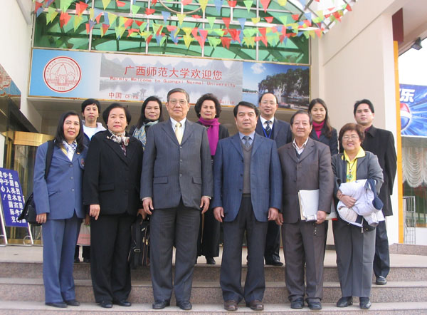 宾主双方在国际教育交流中心大楼前合影留念