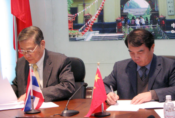 陈大克书记（右一）代表学校与泰方校长签订协议书