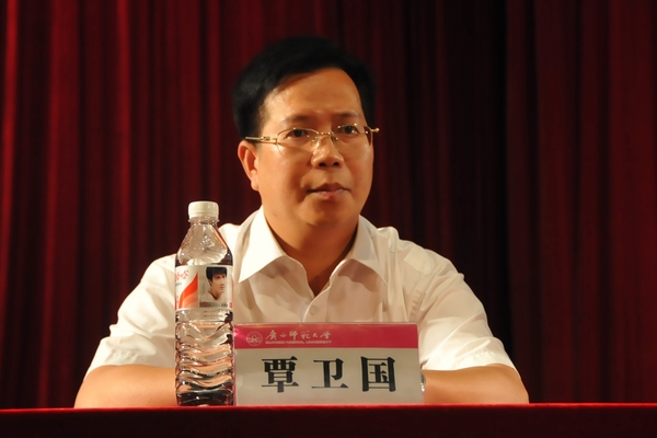 副校长覃卫国出席典礼