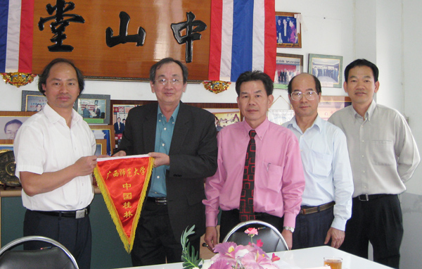 访问泰国广西总会。