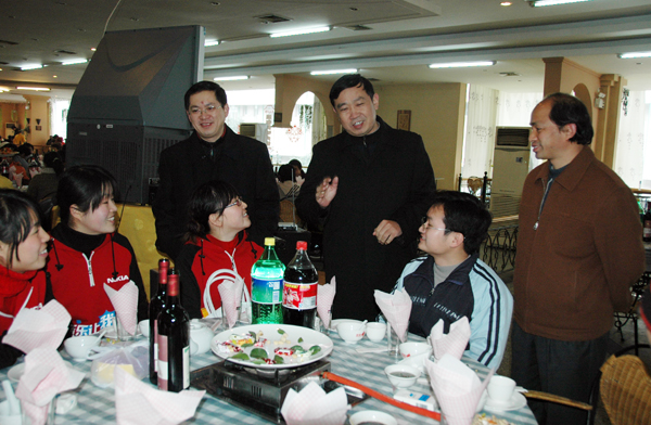 孙海潮副书记(后排中)与我校领导唐仁郭(后排左)、易忠(后排右)亲切与留校学生交谈。