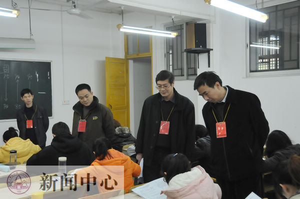 梁宏校长（右一）在校办和教务处负责同志陪同下巡视期末考试考场