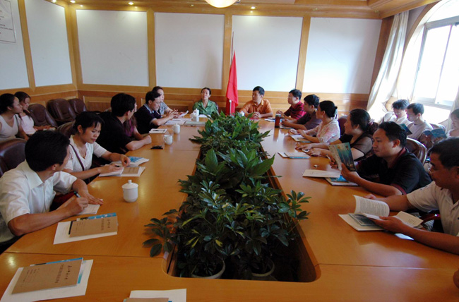 日前，河池学院党委副书记董塔健率学工、团委及院系等有关部门负责人一行20余人到我校进行交流考察，我校党委副书记林娜及组织部、宣传部、学工部、团委的负责人与来访的客人进行了座谈和交流。（新闻中心 李清资）