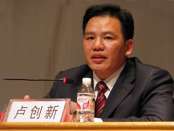 宣讲团成员之一、我校01届体育毕业生卢创新。