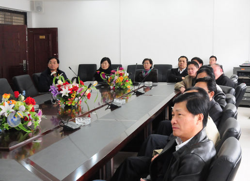 蒋炳穗副市长（右一）一行听取情况介绍。