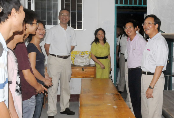 钟瑞添副校长（右一）走进学生宿舍看望2008级新生。