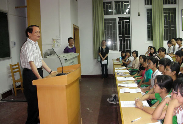 蓝常周副校长看望2008级新生。