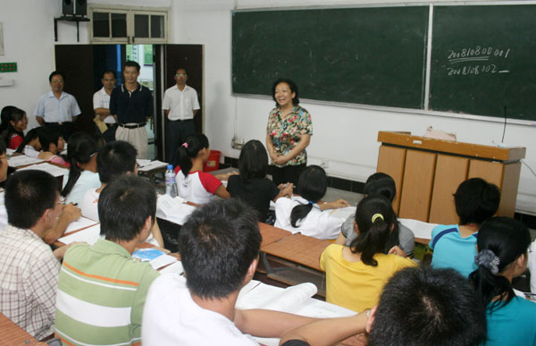 王枬书记与2008级新生亲切交谈。