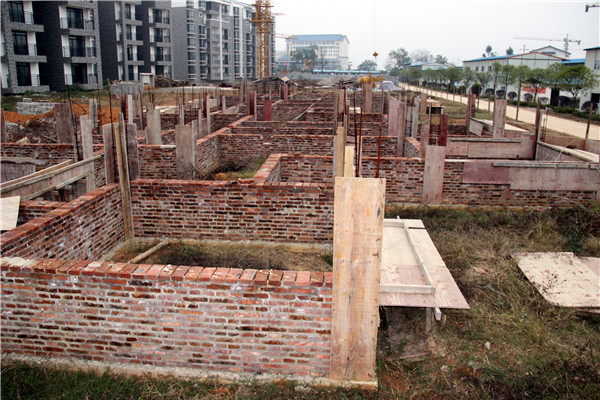 处于停工状态的2#楼（李华铭摄）