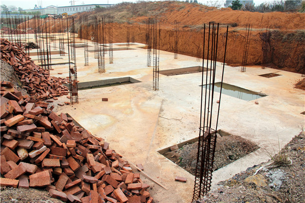 处于停工状态的23#楼（李华铭摄）