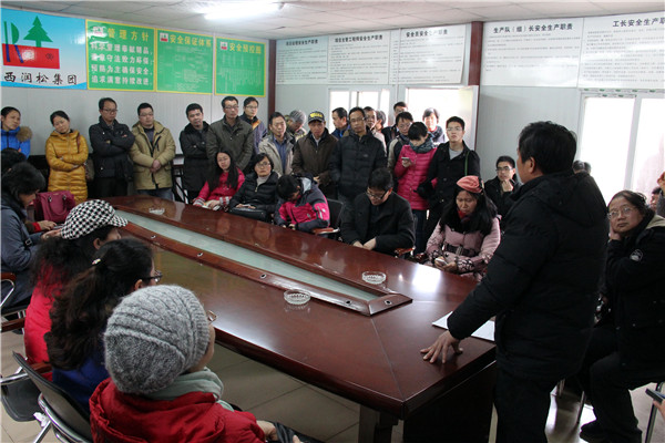 开发商负责人在介绍目前工程建设进展情况（李华铭摄）