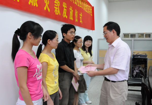 唐仁郭副书记向四川籍学生发放赈灾款。