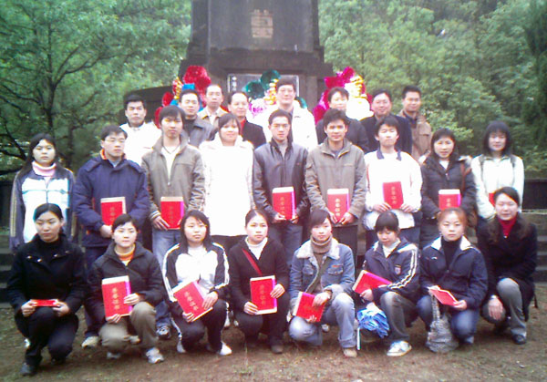 师生代表在马君武墓前合影。