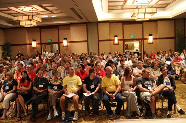 宴会大厅座无虚席，不少人甚至提前半个小时来到了会场