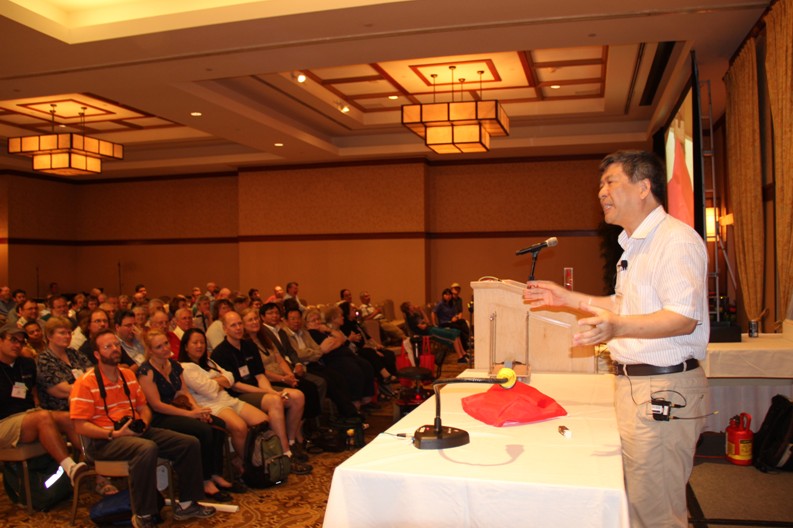 罗星凯教授主讲、团队成员合作进行的大会报告在宾夕法尼亚大学希尔顿酒店可容纳400多人的宴会大厅进行