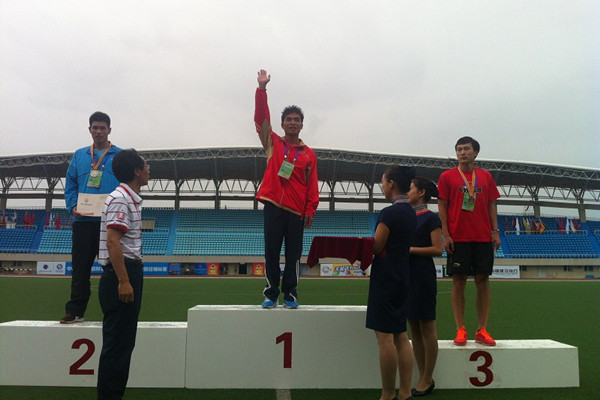覃东泽同学获得男子甲B组400米冠军