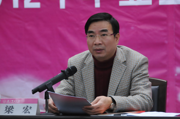 梁宏校长讲话，对2012年毕业生就业工作提出具体要求（宣传部 张婷婷 摄）