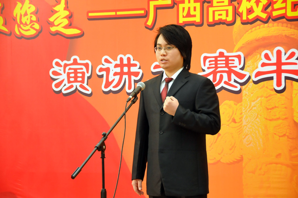 教师党员发出庄严宣誓，为党的建设献上一份力量