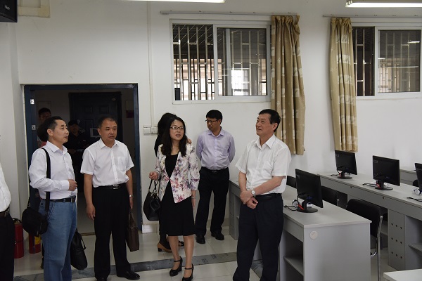 8参观新闻与传播非编实验中心.JPG
