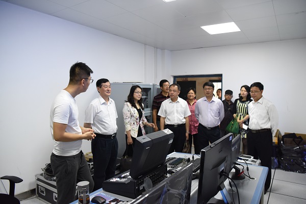 8 参观新闻与传播学院演播中心.JPG