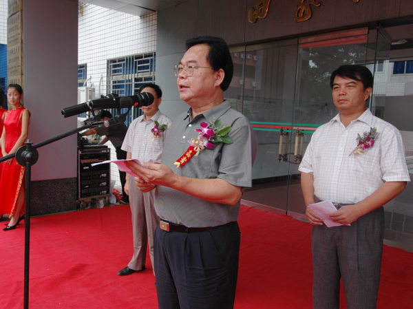 桂林市委常委、宣传部长韦广雄在揭牌仪式上讲话。