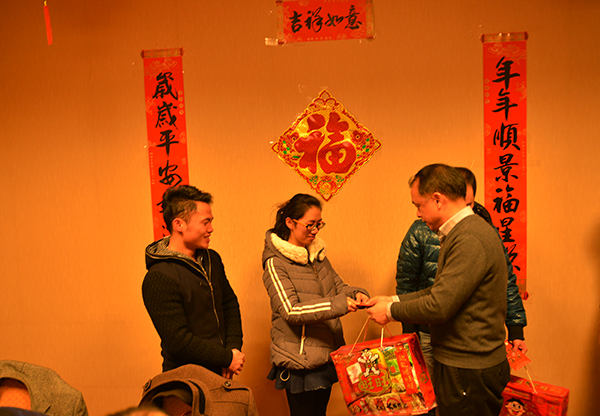 赵铁副书记给学生送礼包和红包