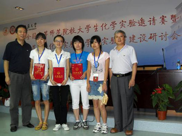 获奖选手与带队老师合影。