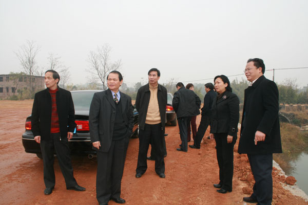 校领导考察建设工地
