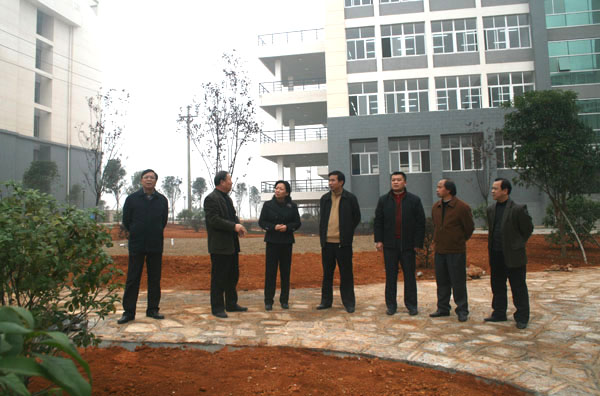校领导考察校区建设