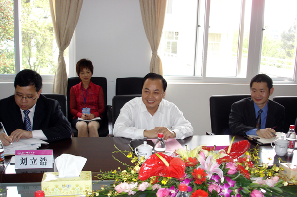 韩长日教授（中）与我校中层管理干部代表座谈。