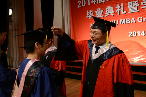 副校长李传起为MBA毕业生授予学位