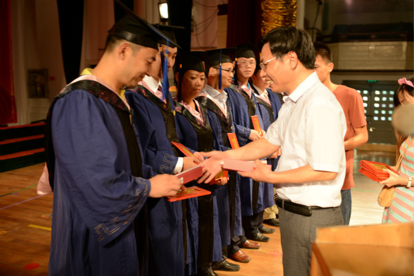 为优秀MBA毕业生学员颁奖