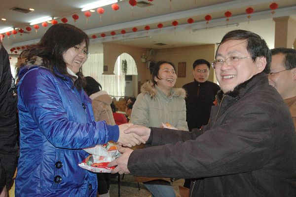 唐仁郭副书记给留学生发放慰问品