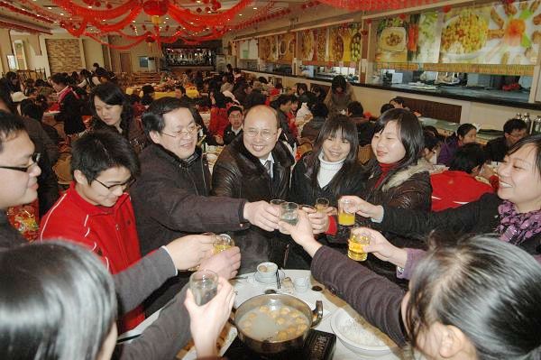唐副书记、蔡副校长与同学们共庆新春